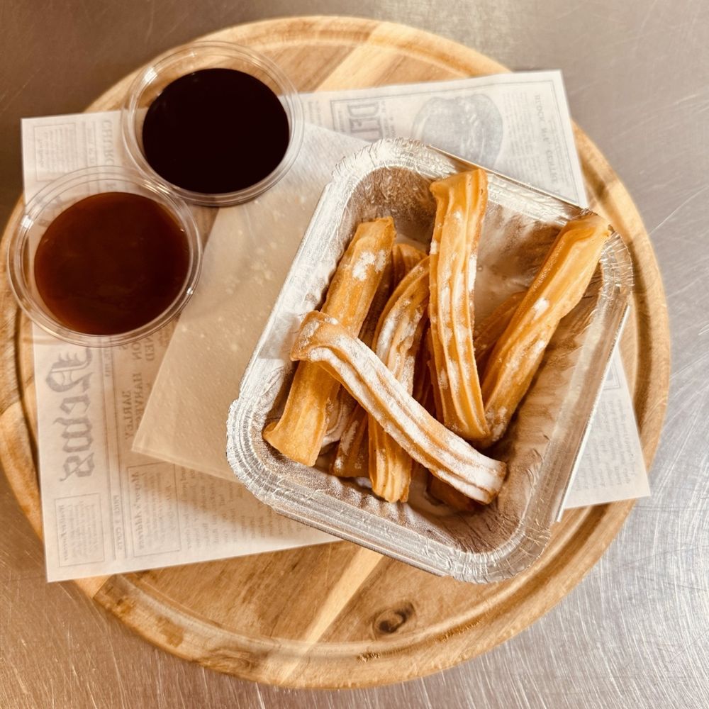 Churros met chocolade- en karamelsaus